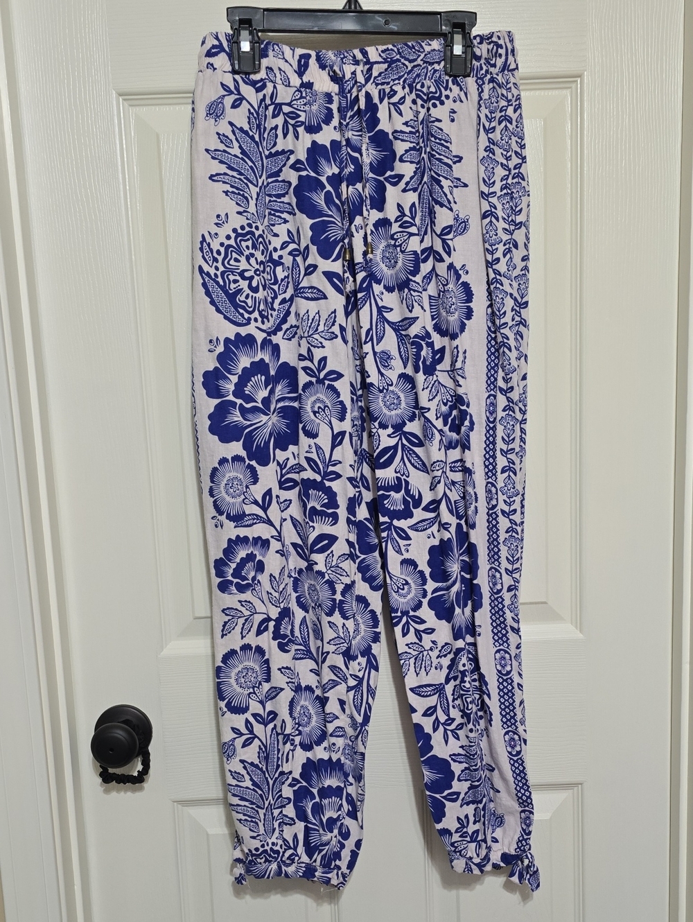 Rachel Zoe White Linen Blend Pants with Blue Floral Print